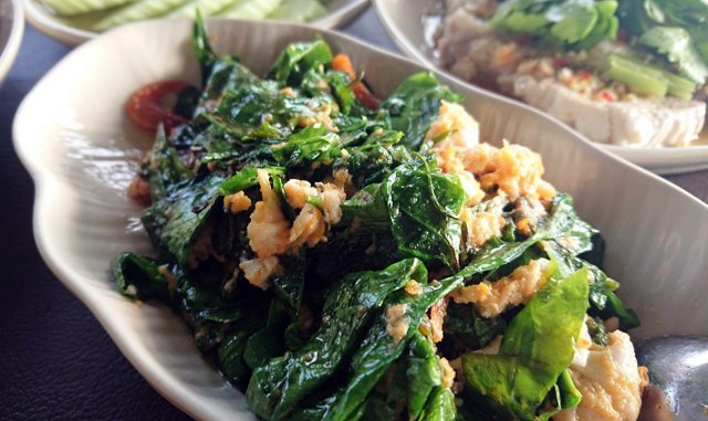 ใบเหลียงผัดไข่
