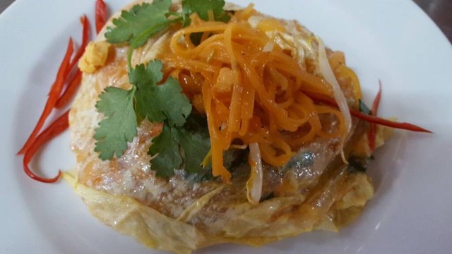 ผัดไทยห่อไข่