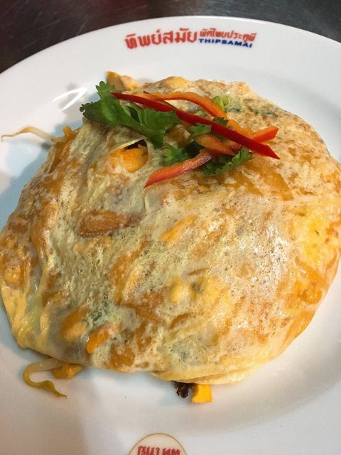 ผัดไทยห่อไข่
