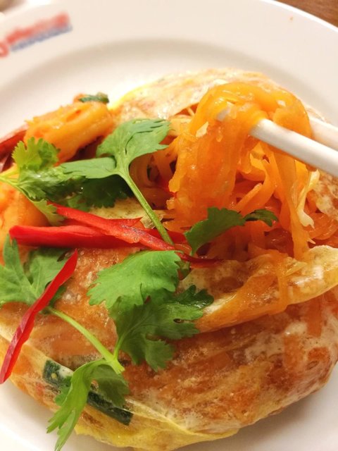 ผัดไทยห่อไข่