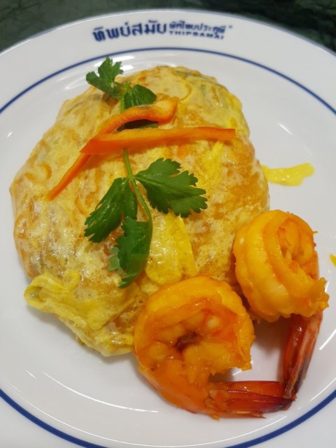 ผัดไทยห่อไข่