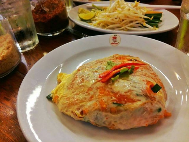 ผัดไทยห่อไข่