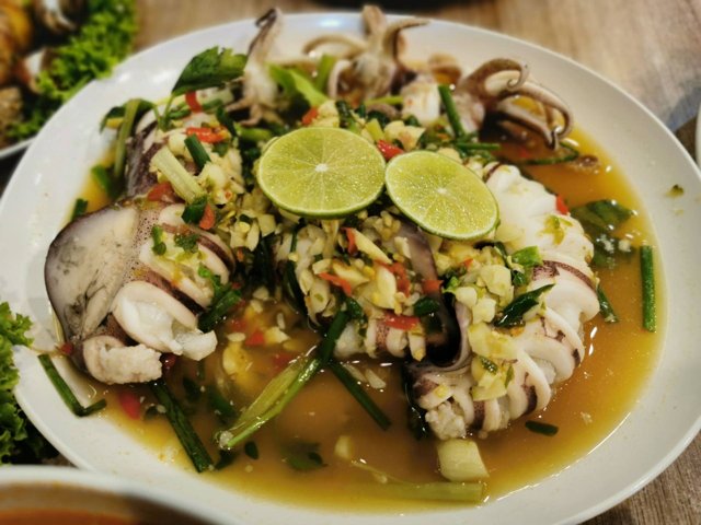 ปลาหมึกนึ่งมะนาว