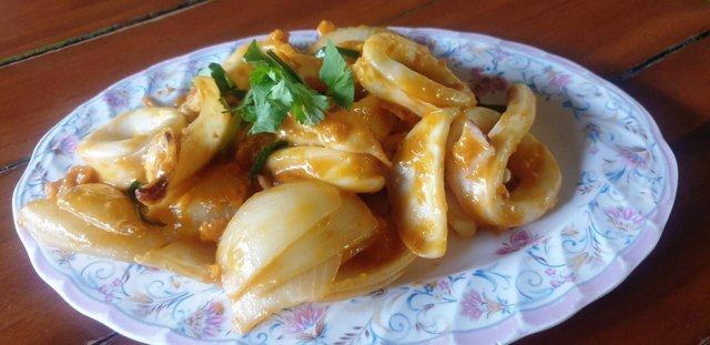 ปลาหมึกผัดไข่เค็ม