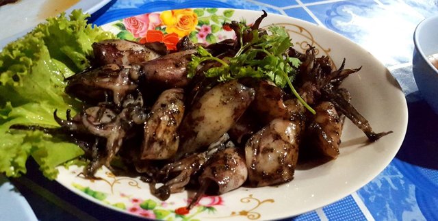 ปลาหมึกผัดน้ำดำ