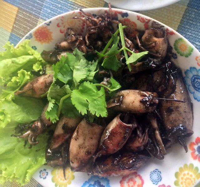 ปลาหมึกผัดน้ำดำ